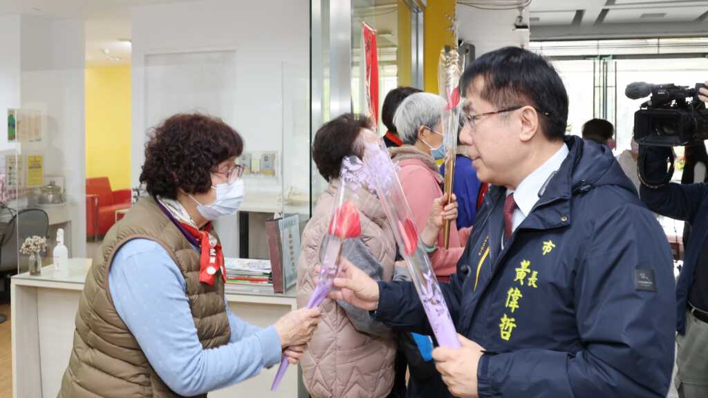 臺南市長黃偉哲也依照往例以行動表示支持臺南在地農民種植的火鶴花，並衷心感謝各行業及不同世代的女性。