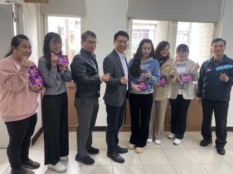 ▲為慶祝3月8日國際婦女節，彰化縣警察局彰化分局分局長林英煌親自前往各辦公室發送禮品，感謝女性同仁的付出。（記者林明佑翻攝）