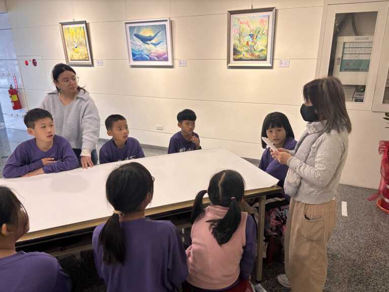 ▲苗苗老師提供多種動物元素紙卡讓孩子們在紙上描繪自己對大自然的想像。（頂新和德文教基金會提供）