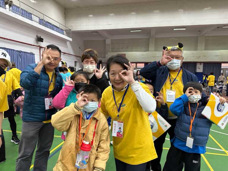 9透過專業的眼科醫師和驗光師，學生們獲得了免費的視力檢查與矯正服務。(記者廖承恩翻攝)