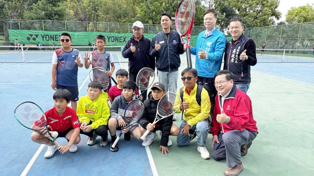 ▲員林市代理市長賴致富、彰化縣政府秘書游筑凱、市民代表吳政彥、中華民國軟式網球協會副秘書長黃錦洲等貴賓歡迎來自全國各地好手，盡情在球場上揮灑汗水，爭取佳績。 （記者林明佑攝） 