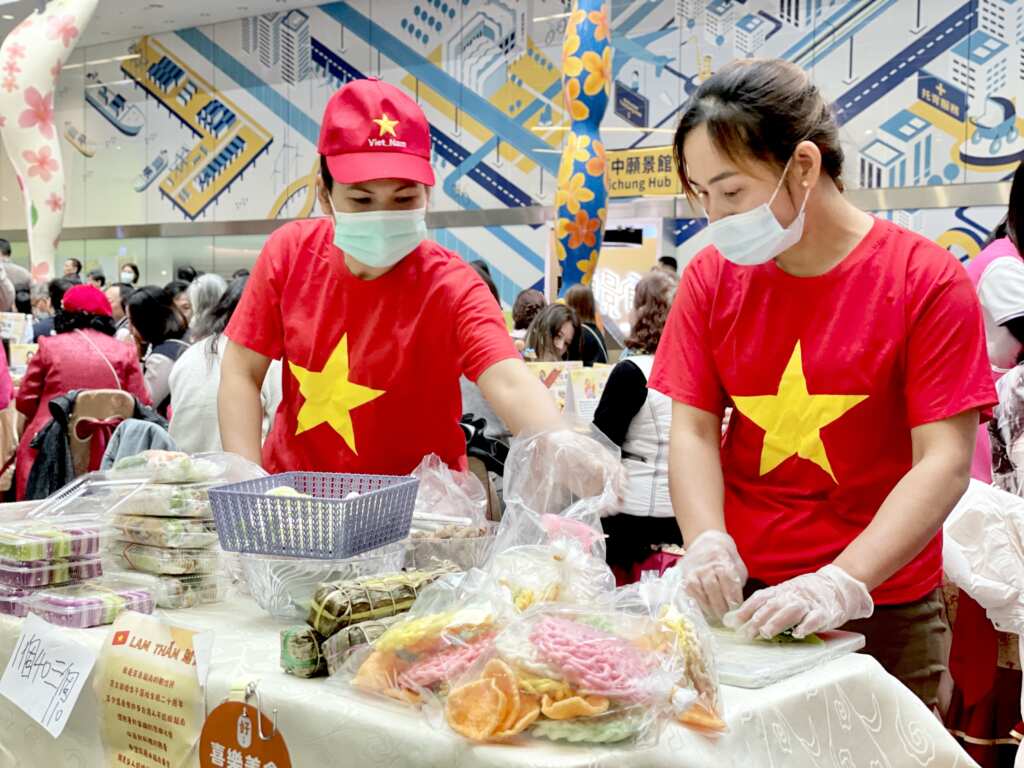喜樂文化推廣協會的越南姊妹協力提供特製餐點