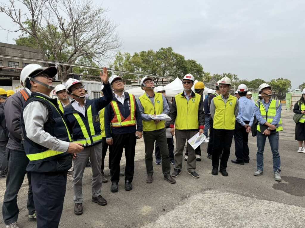 ▲林欽榮副市長視察更新高雄親子遊樂園區結構補強作業。（高雄市公園處提供）