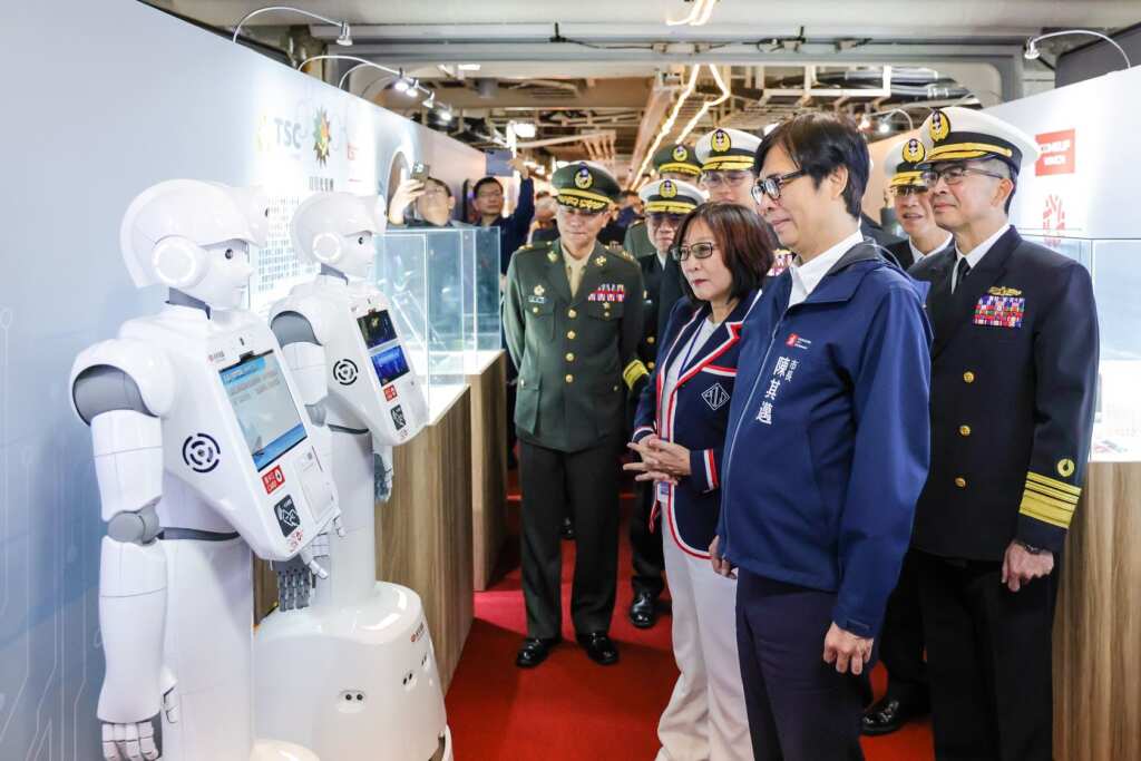 ▲陳其邁參與文宣館開幕剪綵，並參觀磐石艦展區，觀賞以「建構防衛韌性，捍衛海疆安全」為主題的展區設計，了解科技進展及國防自主成果。（高雄市公園處提供）