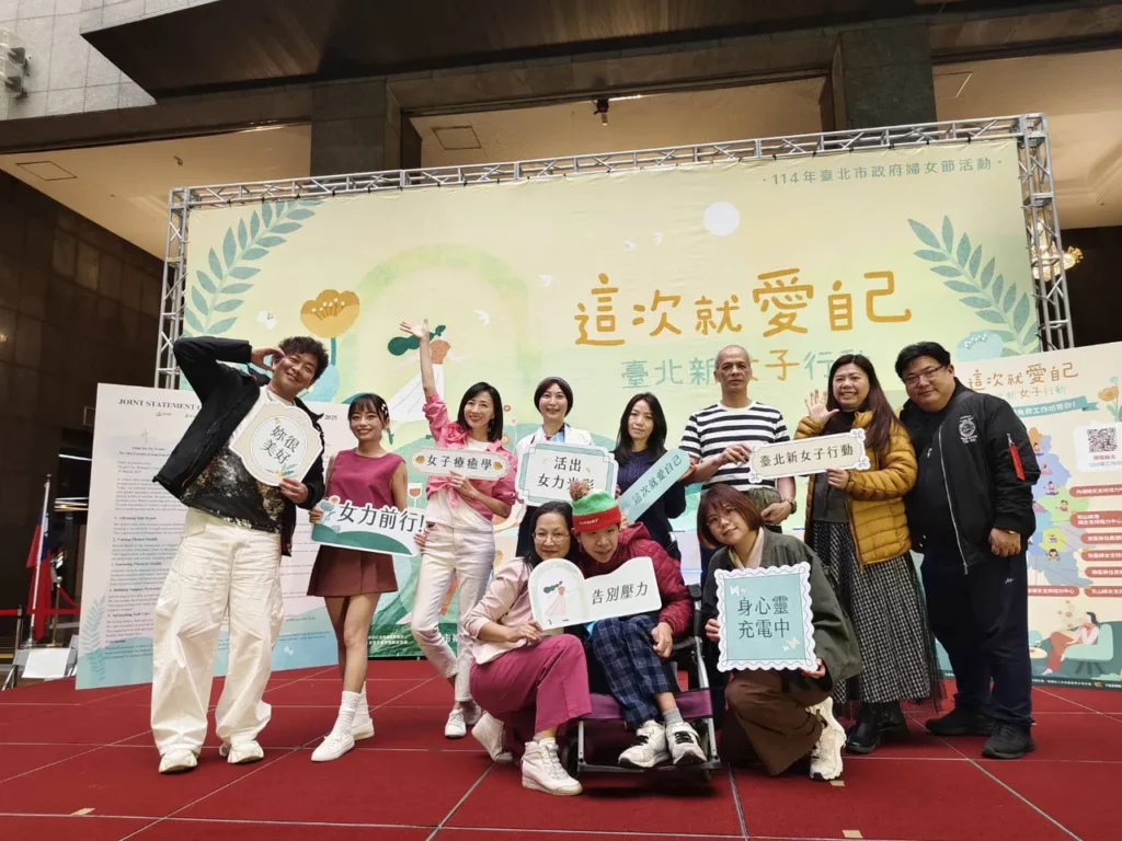 張嘉容編導率領的水面上水面下劇團，以其獨特的視角和細膩的舞台呈現，將臺北市女性在生活中所面臨的挑戰與壓力，轉化為觸動人心的故事