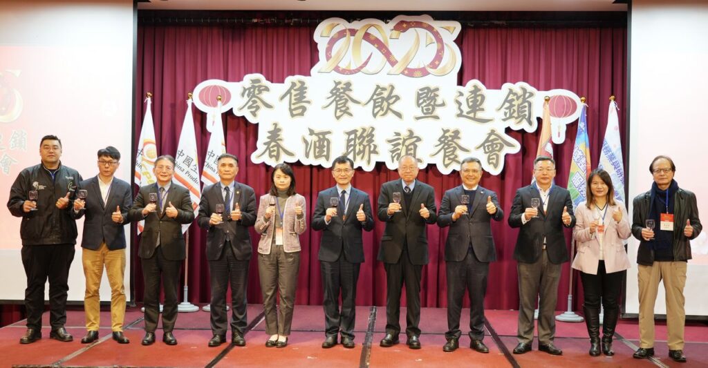 經濟部政務次長何晉滄(中)出席CPC舉辦「2025零售餐飲暨連鎖春酒聯誼餐會」，並與CPC總經理張寶誠(右五)與其他貴賓合影。圖／中國生產力中心提供