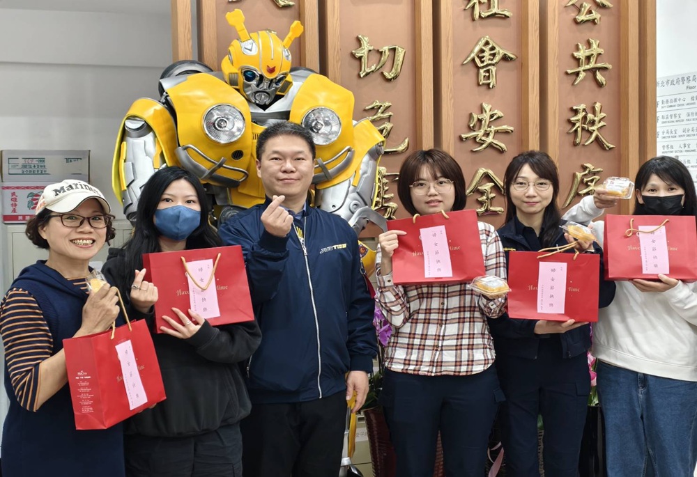 共享婦女節喜悅 中和警暖心送甜點提供健康檢查 203 248250307a05