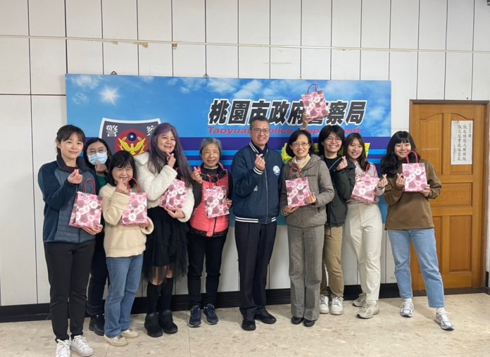 楊梅警感謝女力付出 婦女節前夕贈貼心禮物 79 S 73736201