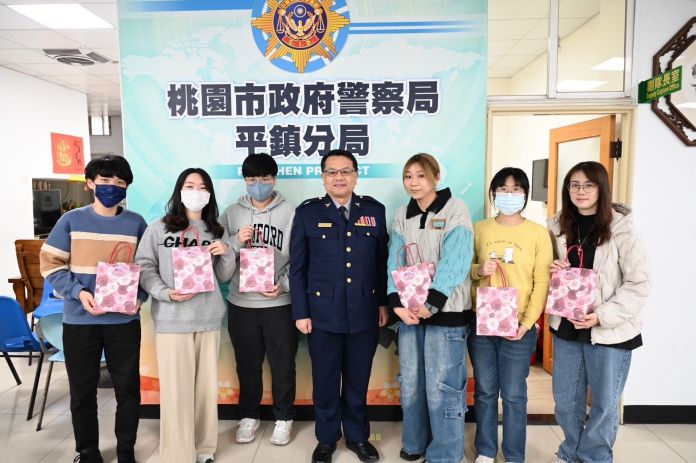 婦女節前夕送祝福 平警暖贈女警、志工護手霜 70 518428 0