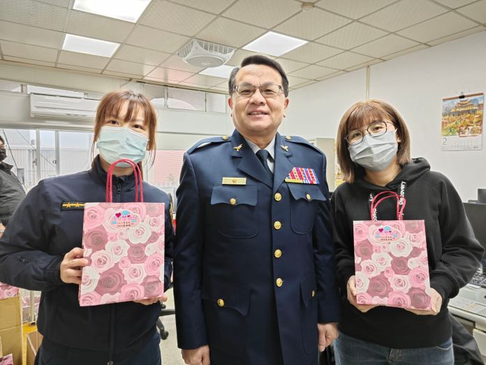 婦女節前夕送祝福 平警暖贈女警、志工護手霜 71 518431 0