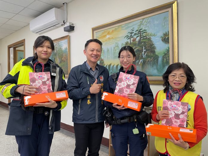 壢警歡慶38婦女節 分局長林鼎泰送女警這暖心禮物 72 S 12452010 1 scaled