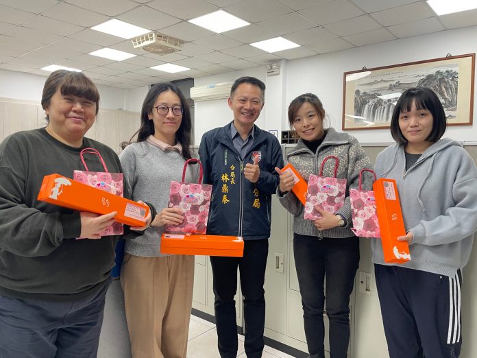 壢警歡慶38婦女節 分局長林鼎泰送女警這暖心禮物 73 S 12452011 0 scaled