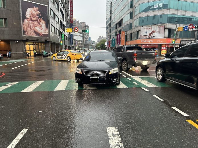【有片】驚險!中壢轎車左轉釀禍 2姊妹慘遭撞倒 61 S 12460053 0 scaled