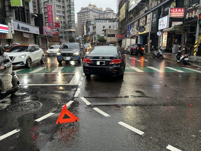【有片】驚險!中壢轎車左轉釀禍 2姊妹慘遭撞倒 62 S 12460052 0 scaled