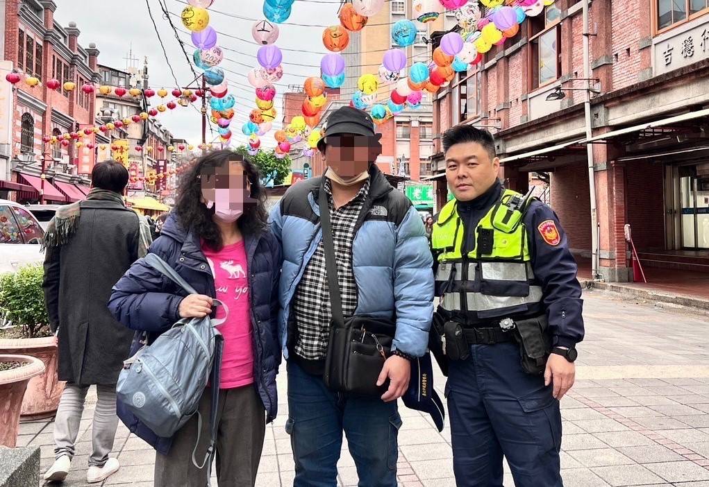 員警張皓鈞(圖右)尋獲走失男子(圖中)並與其母親合影。(記者 黃荷琇翻攝)