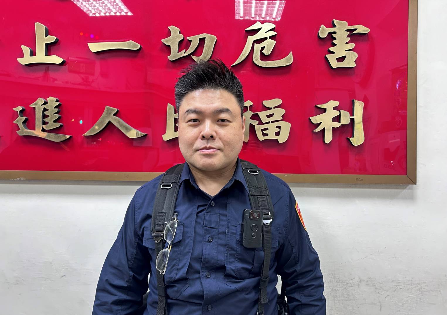 延平派出所警員張皓鈞建議,民眾可在親屬衣物上標註聯絡方式,或申請 「防走失手環」。(記者 黃荷琇翻攝)