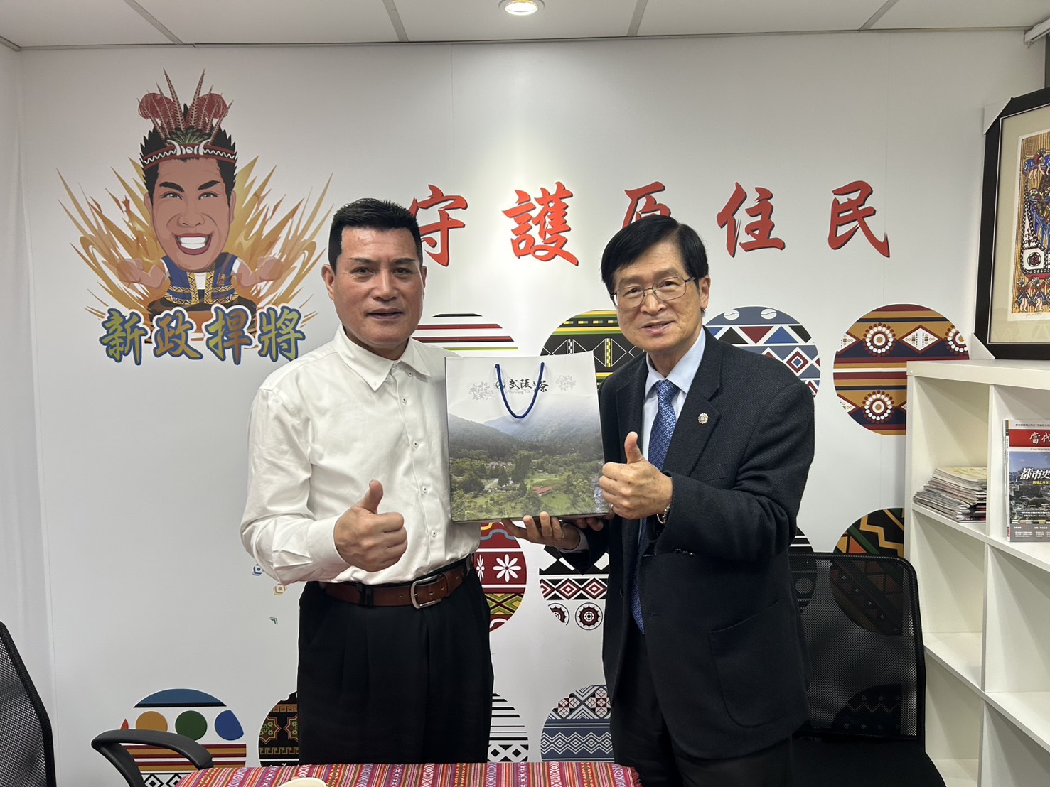 國民黨平地原住民立法委員黃仁(左)和國軍退除役官兵輔導委員會主任委員嚴德發(右) 積極推動提升台東偏鄉地區醫療需求。(圖/黃仁國會辦公室)