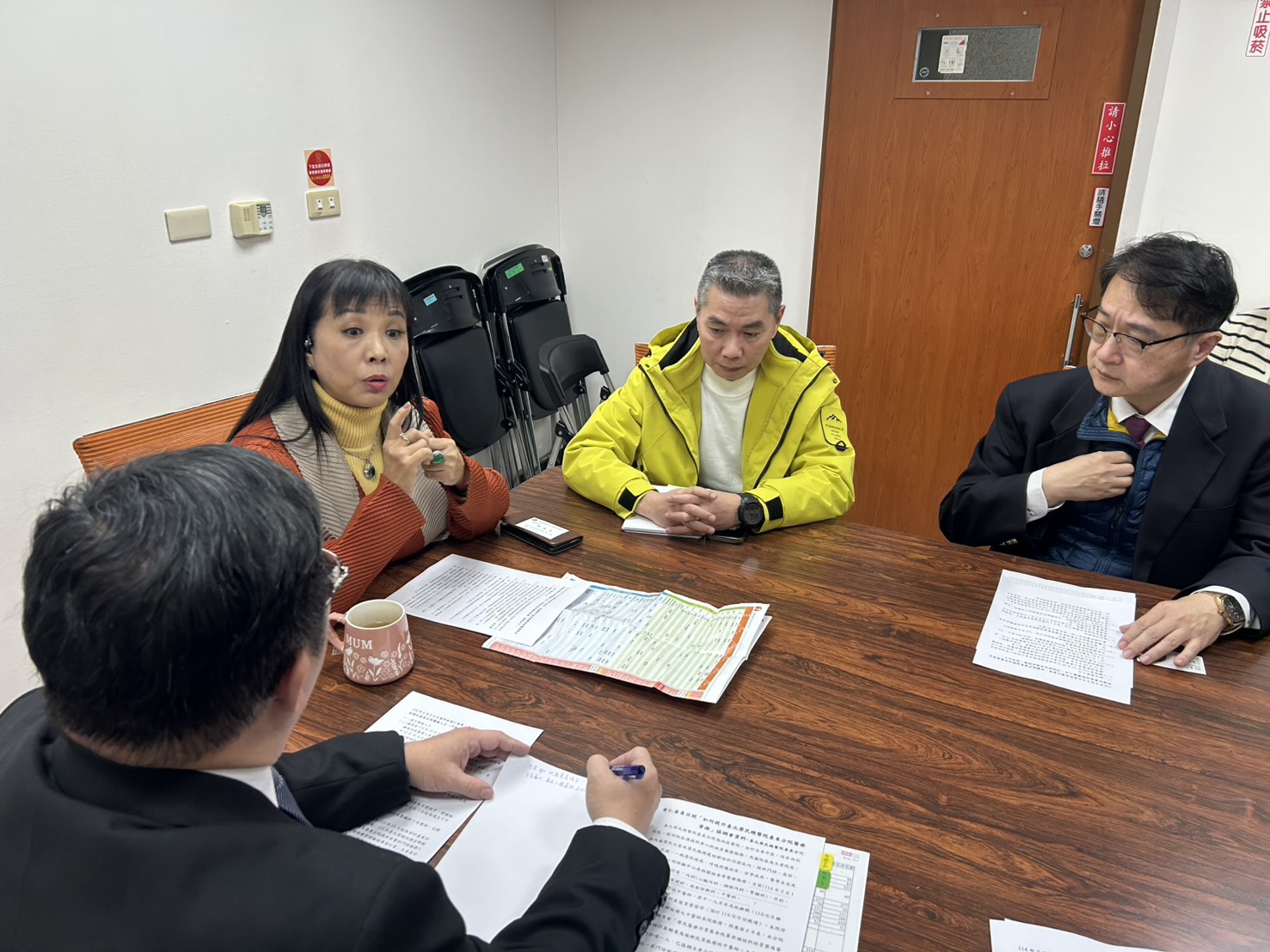 黃仁夫人王春梅聽取退輔會相關官員說明目前提升台東偏鄉地區醫療需求、及增加台北榮總台東分院醫療人力、門診科別及癌症設備具體成果。(圖/黃仁國會辦公室)