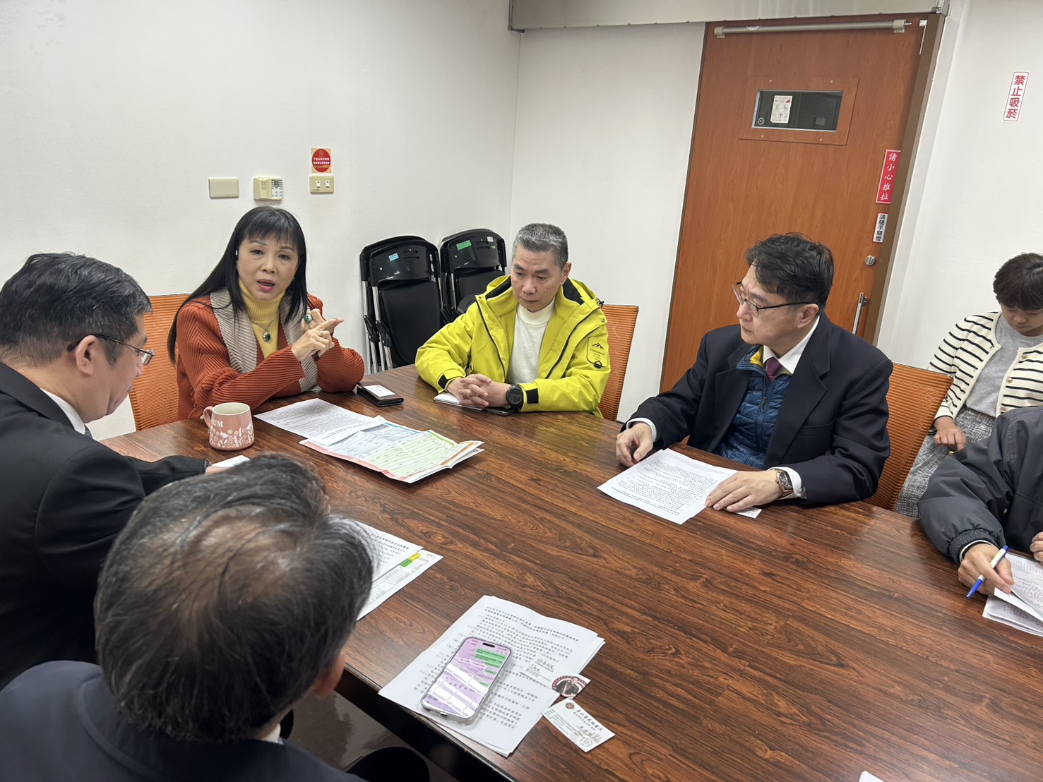 黃仁夫人王春梅聽取退輔會相關官員說明過程,也提出推動提升台東偏鄉地區醫療,嘉惠偏鄉原住民族人與民眾相關意見,做成紀錄。(圖/黃仁國會辦公室)