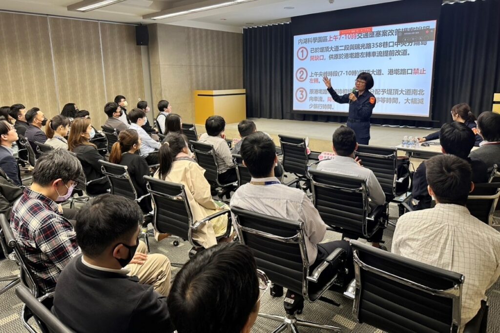 一步一印識詐交安宣導  內湖團隊深耕社區企業