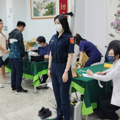 《圖說》醫護團隊進駐分局,提供健康檢測。〈中和分局提供〉