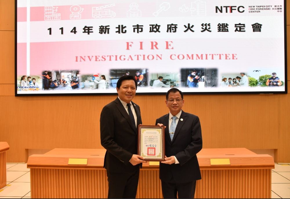 《圖說》副市長朱惕之頒發消防局長陳崇岳擔任主任委員聘書。〈消防局提供〉