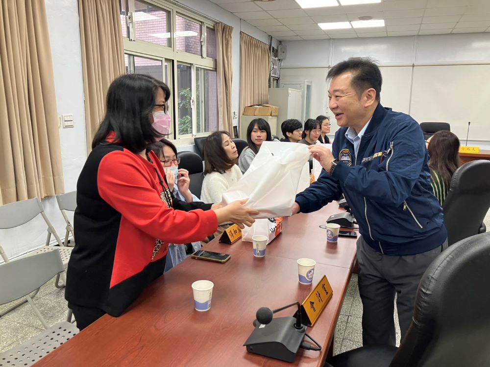 《圖說》永和分局長王耀輝於婦女節前夕,致贈精緻禮品致贈給女性同仁,每位都感到十分貼心、溫馨。〈永和分局提供〉