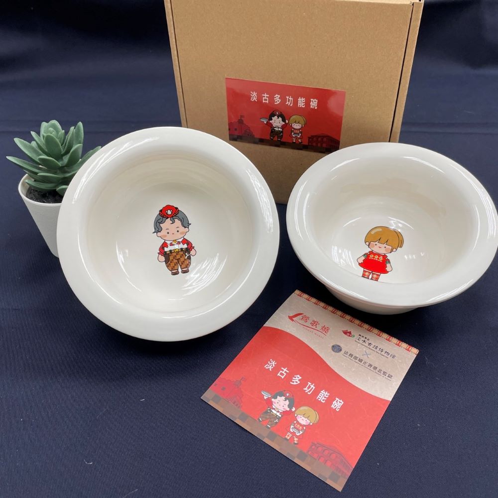 《圖說》淡水古蹟博物館有多項限定款文創商品,3月份也推出自營文創品折扣優惠,讓旅客可帶回「淡古聯盟」系列周邊紀念品。〈淡水古蹟博物館提供〉