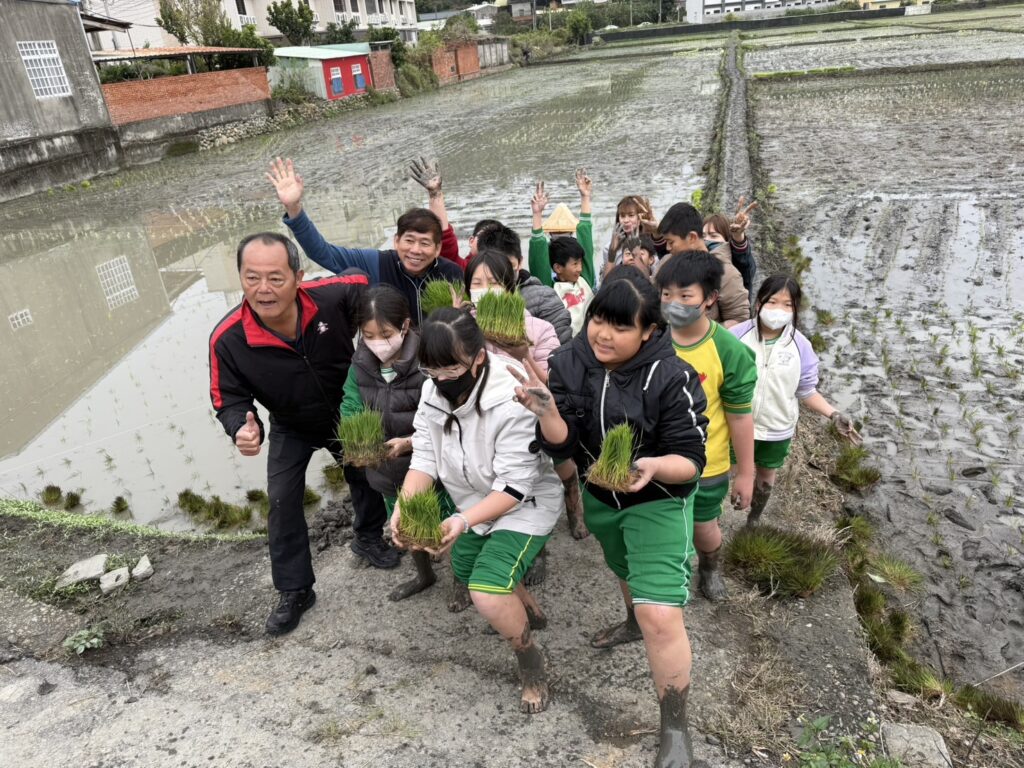 中市農業局邀學童體驗食農教育   繽紛稻田彩繪迎中台灣農業博覽會