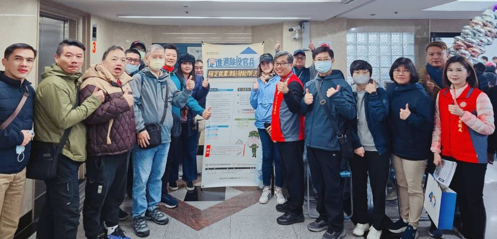 《圖說》李毓錫副處長(中右1)到場鼓勵同仁,與工作人員及退除役官兵合影。〈新北榮服處提供〉