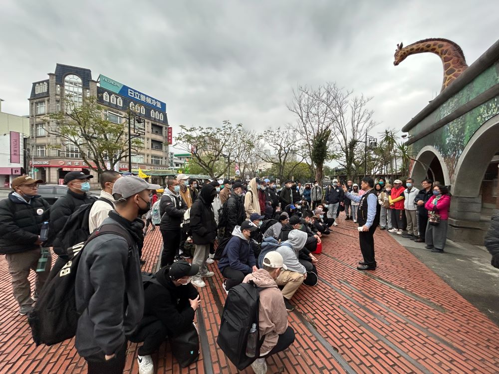 《圖說》宜蘭縣軍人服務站長尹華忠今晨冒著寒冷低溫前往宜蘭火車站歡送陸軍兩梯次役男入營。〈宜蘭軍服站提供〉