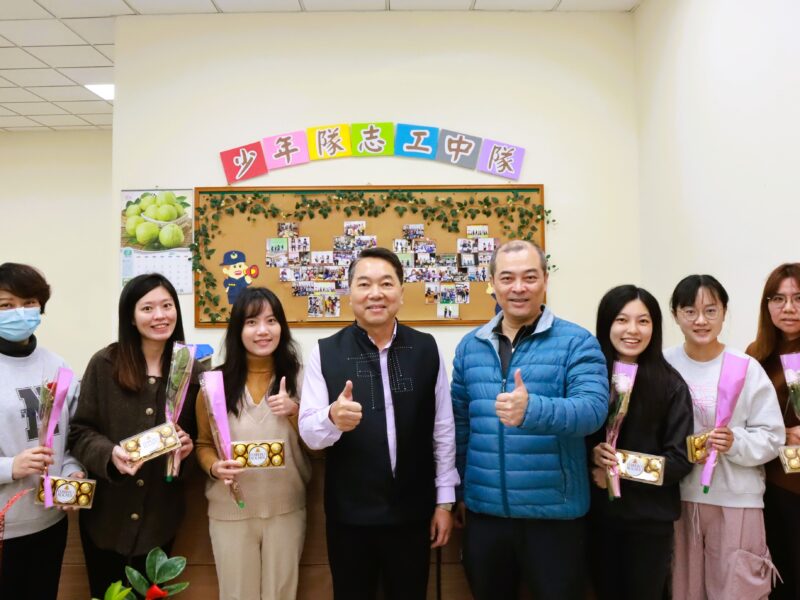 圖文:南投警察局長謝宗宏歡慶婦女節致贈鮮花及巧克力給女性同仁。