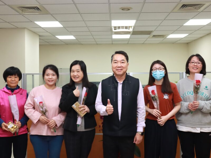 圖文:南投警察局長謝宗宏歡慶婦女節致贈鮮花及巧克力給女性同仁。