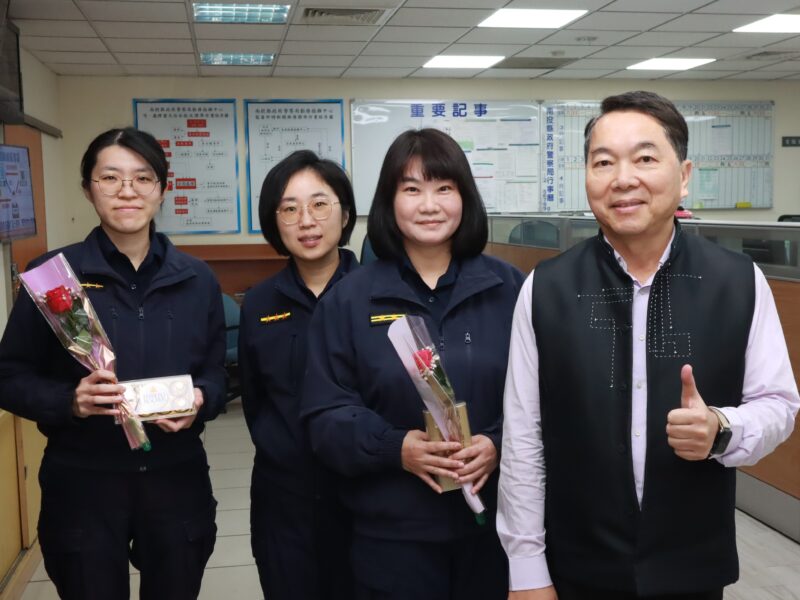 圖文:南投警察局長謝宗宏歡慶婦女節致贈鮮花及巧克力給女性同仁。