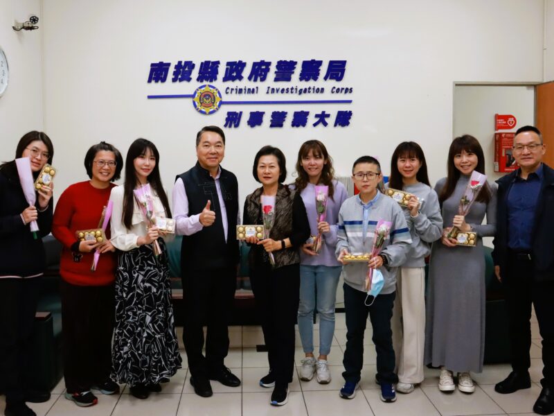 圖文:南投警察局長謝宗宏歡慶婦女節致贈鮮花及巧克力給女性同仁。