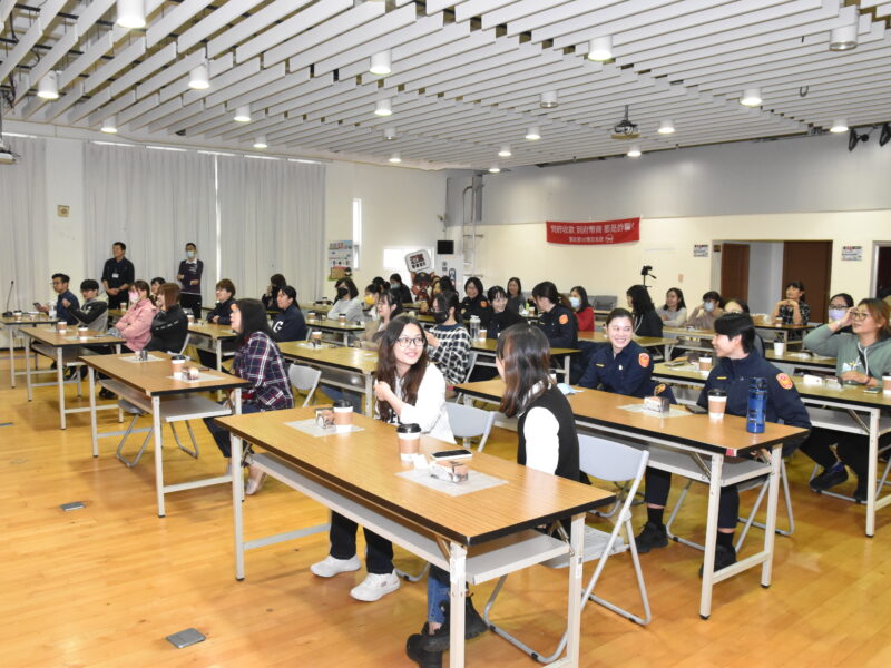 圖文:劉其賢分局長溫馨慶祝婦女節 禮券護手霜二重送醫美摸彩加碼抽。