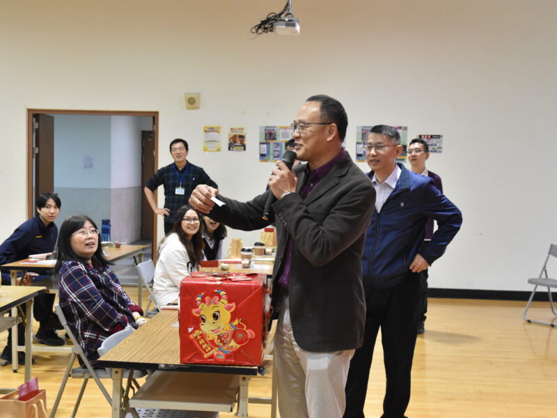 圖文:劉其賢分局長溫馨慶祝婦女節 禮券護手霜二重送醫美摸彩加碼抽。