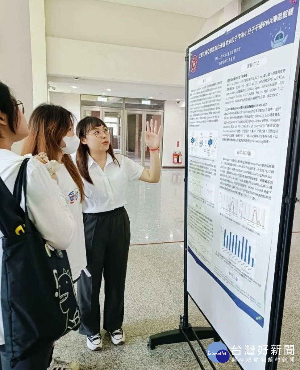 董沛宜同學以海報解說其研究成果。