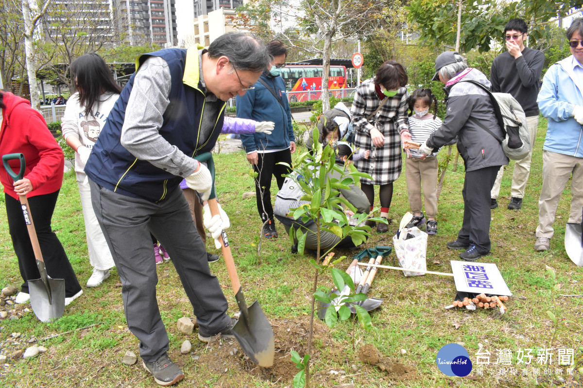 新竹臺大分院院長余忠仁攜手近300位員工及眷屬，共同種下約600棵樹，為院區增添綠意，營造舒心的就醫環境。