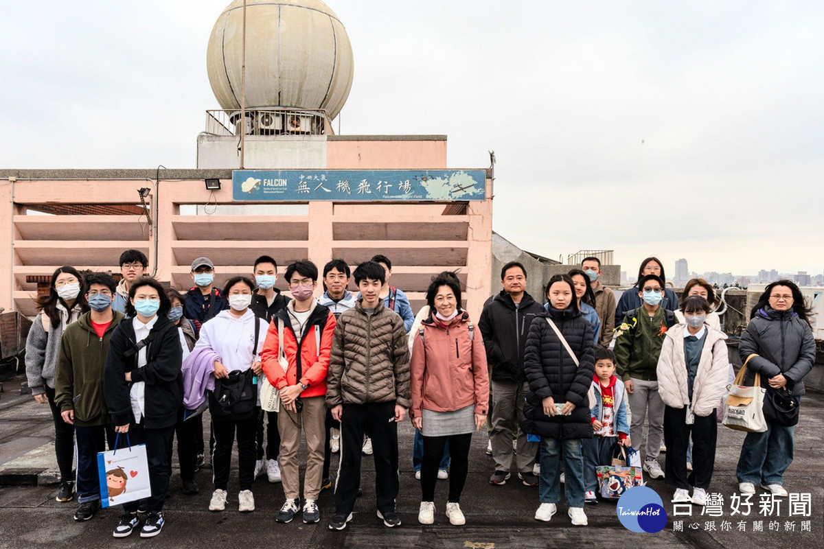 學子參觀位於科學二館頂樓的的大氣系督卜勒雷達。<br /><br />