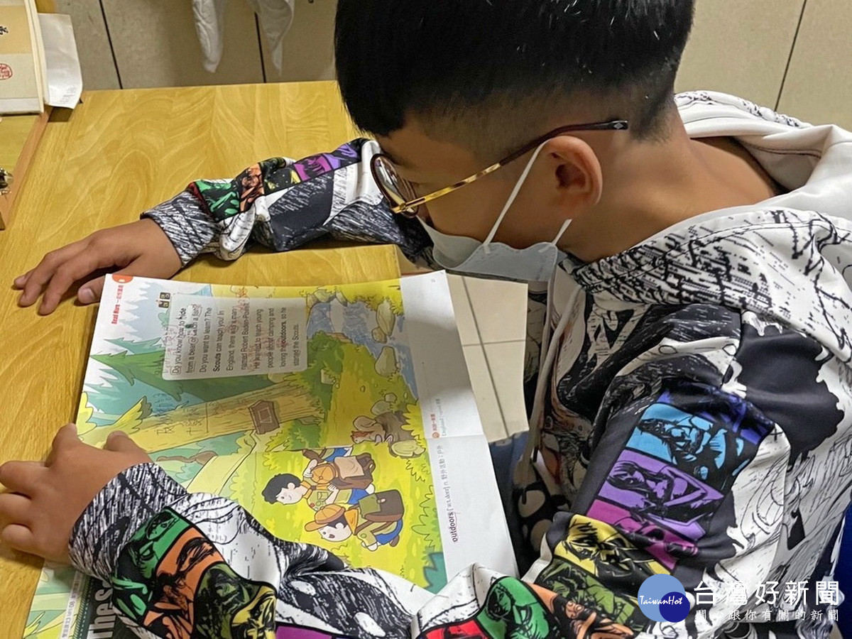 學期初家扶頒贈獎助學金讓學童無後顧之憂( 南投家扶提供)