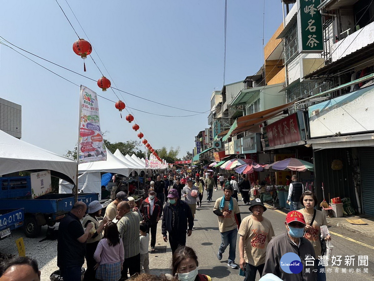 春饗市集首日就吸引不少遊客前來。(名間鄉公所提供)