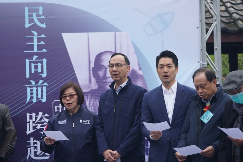 國民黨台北市黨部8日園舉行「國父孫中山先生逝世百年緬懷紀念植樹」活動,黨部主委黃呂錦茹(左起)與黨主席朱立倫、台北市長蔣萬安出席。中央社