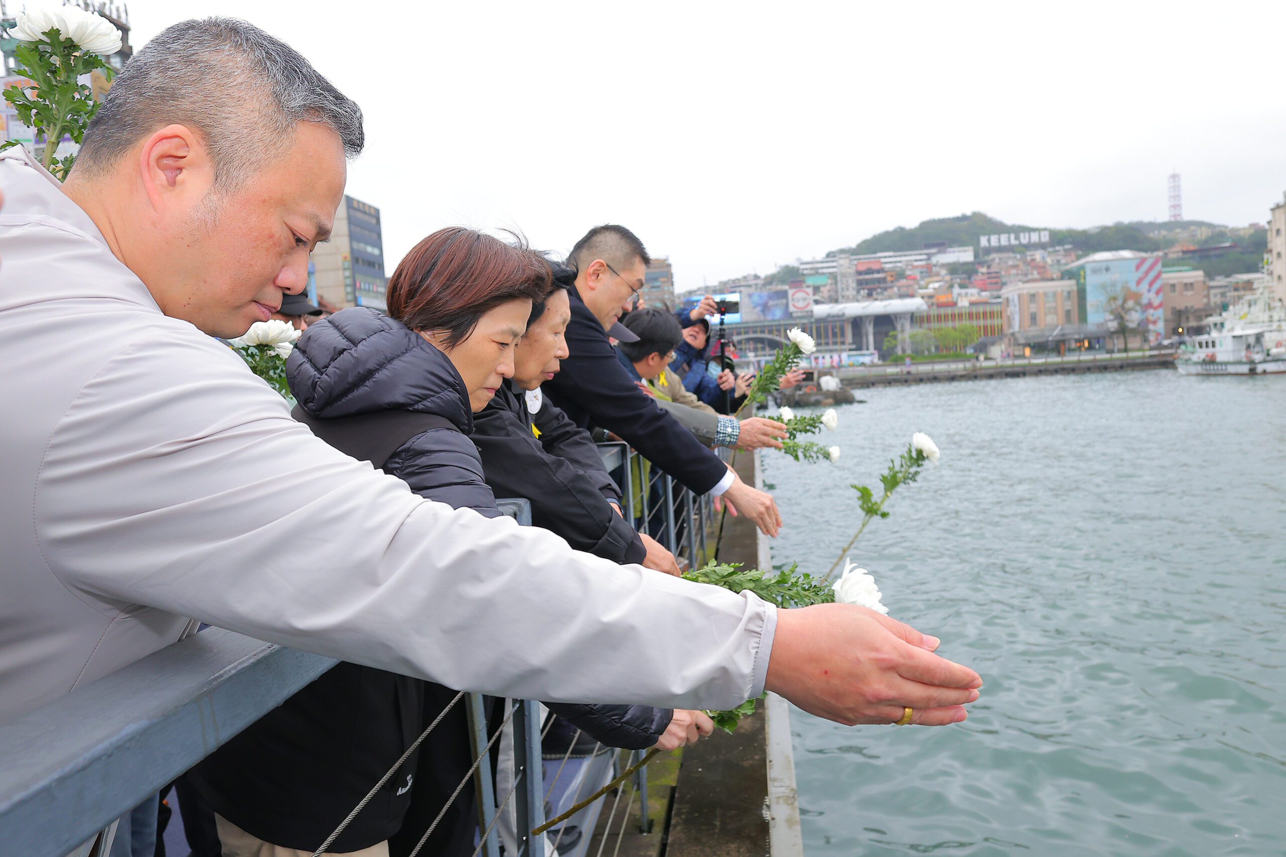 基隆港畔菊花飄　228紀念活動深切悼念受難者