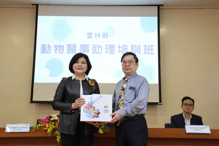 張麗善感謝譚大倫等支持，助力動物醫事助理培訓計畫。(記者廖承恩翻攝)