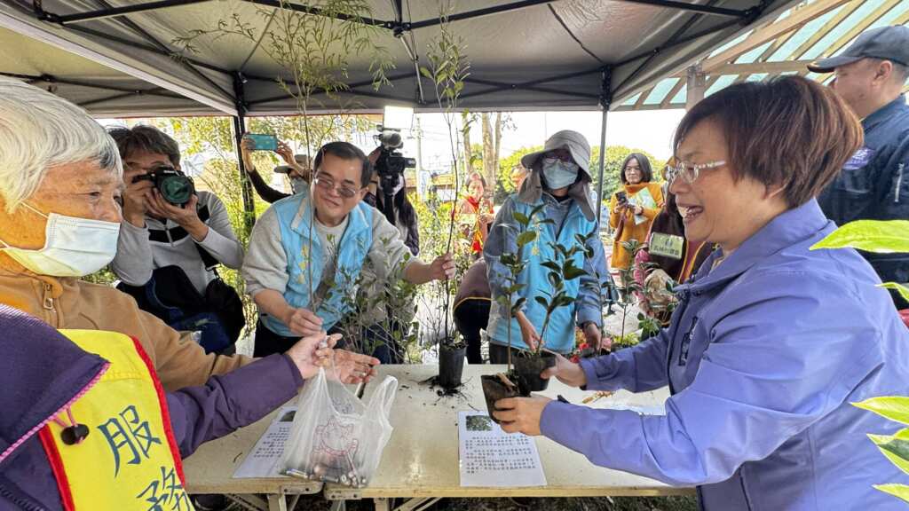 ▲現場也提供象牙木、茶花、台灣肖楠、竹柏等樹苗各500株，共2000株讓大家可以帶回家種植，如果社區或者團體有興趣要植樹。（記者林明佑攝）