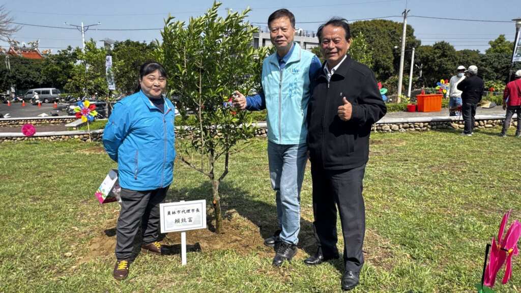 ▲員林市代理市長賴致富種下樹苗合影。（記者林明佑攝）