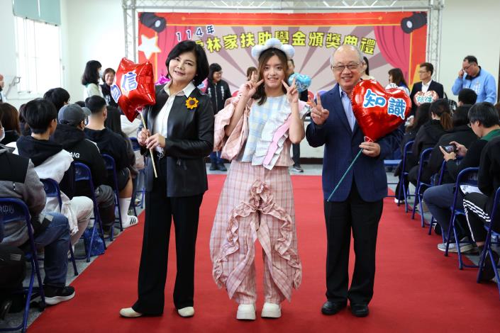 4ab1758c80acd70cccab6c80a6ec478c助學典禮展演服裝設計，張麗善與陳燦勳陪學子走紅毯，踏出自信未來。(記者廖承恩翻攝)