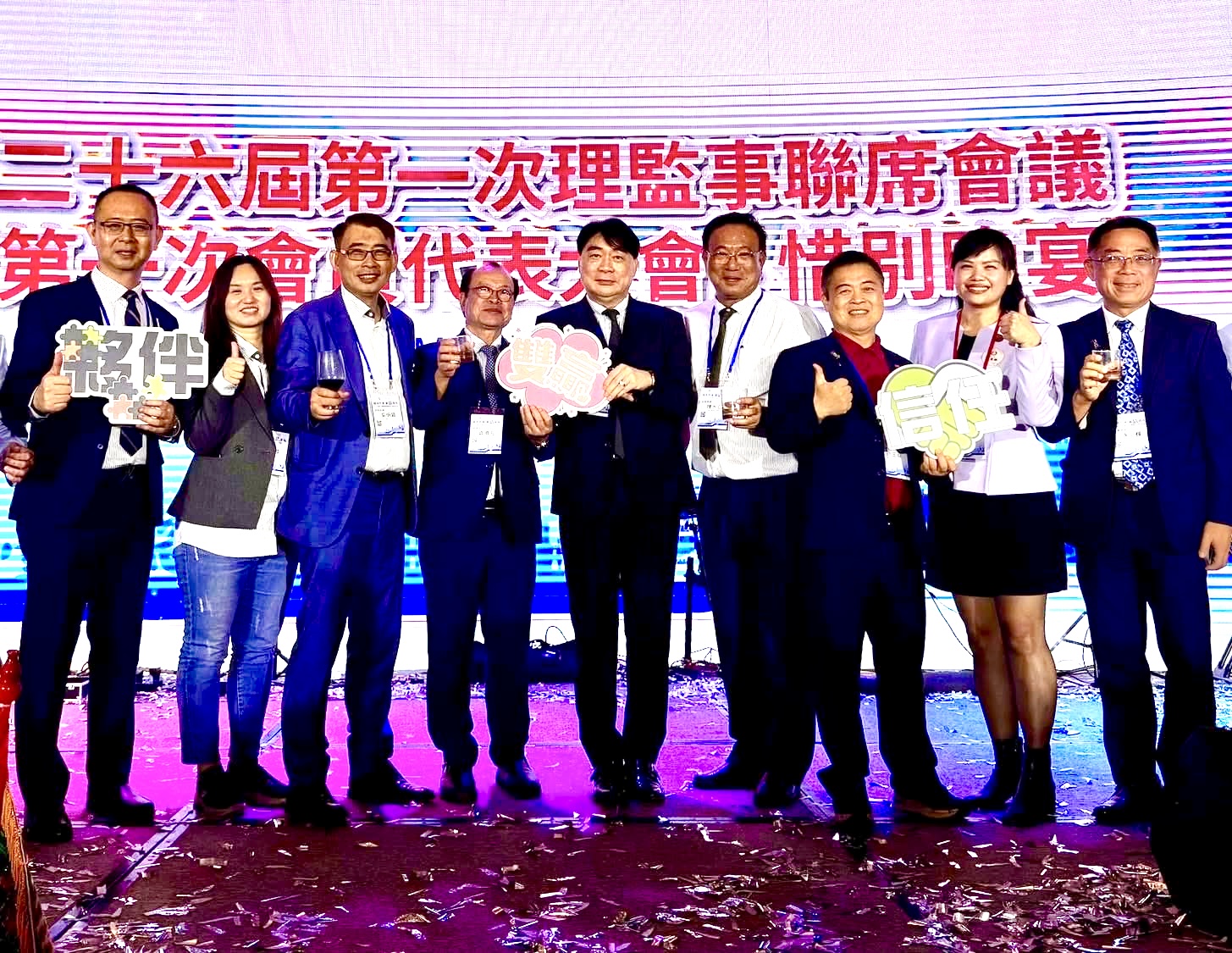 重量級貴賓齊聚 ,越南台灣商會聯合總會總會長袁濟凡(左四)新創總會團體會員聯誼會簡岑穎會長(右二)一同見證盛會。(圖/新創總會團體會員聯誼會提供)