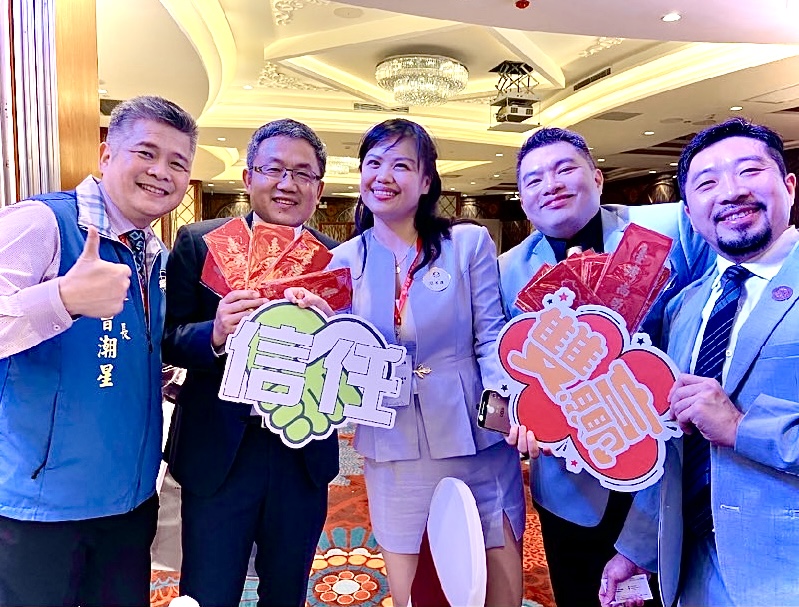 駐越南代表劉世忠大使(左二)、胡志明市台灣商會曾潮星會長(左一)主打陽光 活力 胡志明。(圖/新創總會團體會員聯誼會提供)